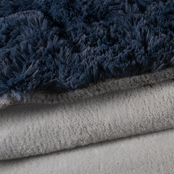 Cobertor invernal de textura ultra suave tipo peluche, ideal para brindar máxima calidez y confort. Su diseño moderno aporta un toque elegante y acogedor. KS XL